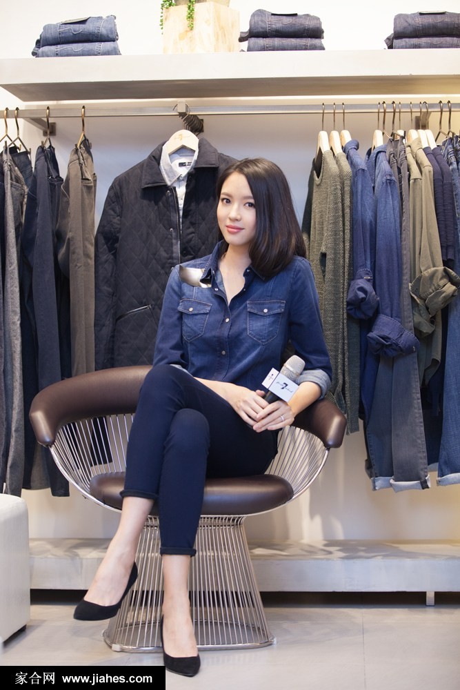张梓琳牛仔风尚演绎摩登都市格调 张梓琳低头整理牛仔外套袖口,专注神情与服装的工艺细节相映成趣